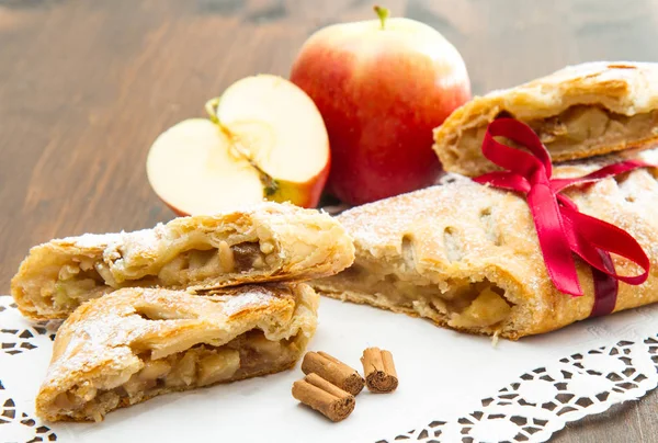 Apple strudel with fresh apple and cinnamon — Stock Photo, Image