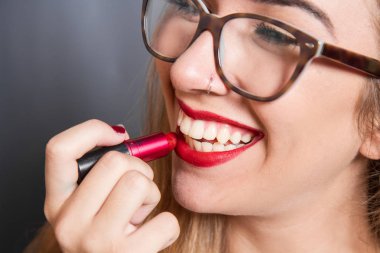 Güzel gülümseyen kız