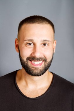 beared adam gülümseyen portresi