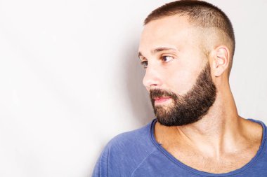 düşünceli yakışıklı genç