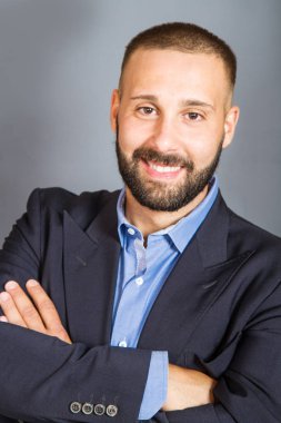 beared adam gülümseyen portresi