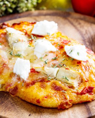 enginar ve oregan ahşap üzerine pizza