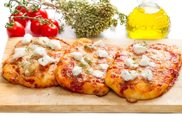 Tris von gemischter Pizza auf Holz mit Zutaten — Stockfoto