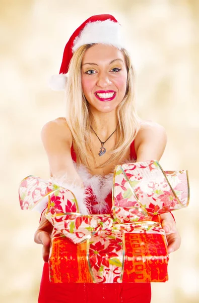 Glückliche junge Frau mit Weihnachtsgeschenken — Stockfoto