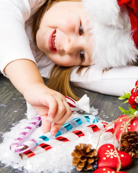 Chica divertida en Santa sombrero —  Fotos de Stock