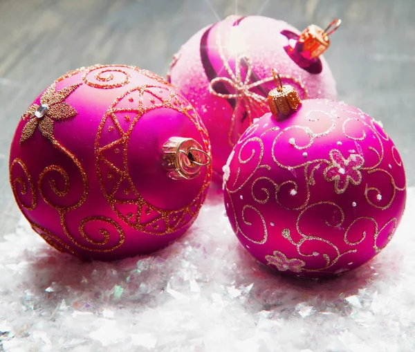 Brillantes adornos de Navidad — Stockfoto