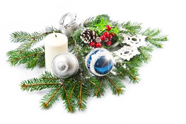 Weihnachtsaccessoires und Tannenbaum — Stockfoto