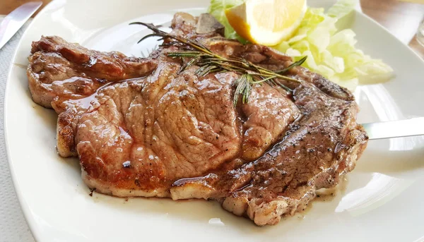 Bife grelhado com limão — Fotografia de Stock