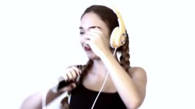 Müzik dinlerken kulaklık olan kadın. Müzik genç kız dans 