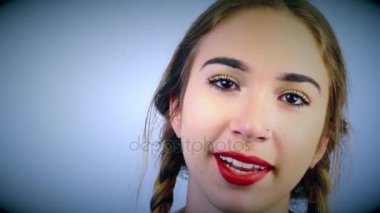 güzel bir kız konuşuyor