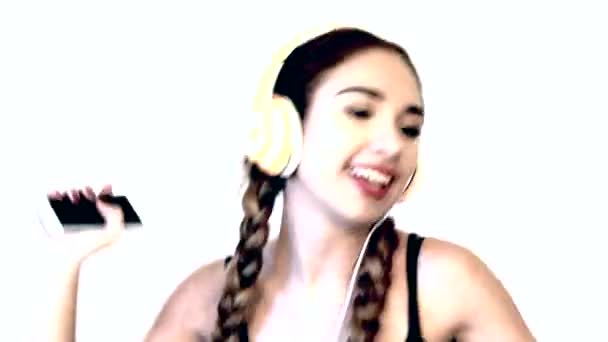 Müzik dinlerken kulaklık olan kadın. Müzik genç kız dans — Stok video