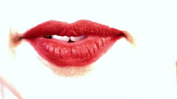 Zbliżenie: usta kobiety, że mówi szybko — Wideo stockowe