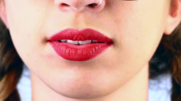 Närbild av en kvinnas mun som talar snabbt — Stockvideo