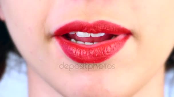 Close-up van de mond van een vrouw die snel spreekt — Stockvideo