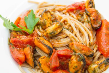 Beyaz tabak makarna spagetti ile