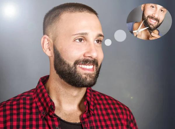 Jovem que pensa fazer a barba — Fotografia de Stock