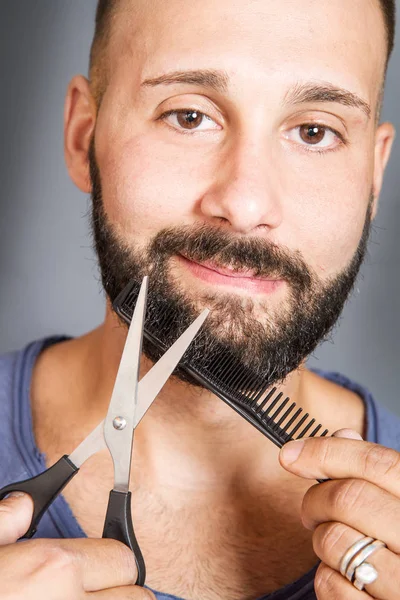 Young man who shortens his beard — Stock Photo, Image