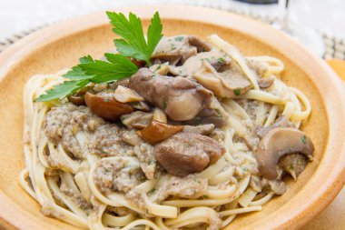 tagliatelle ve mantarlı güveç çanağı 