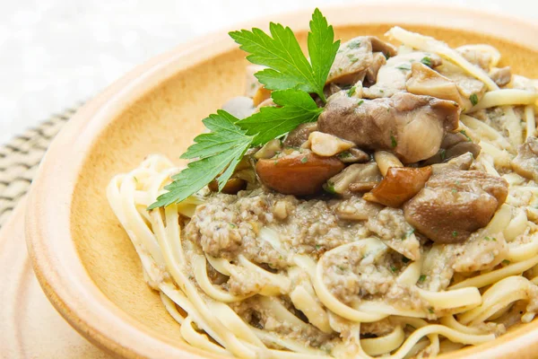 Plat de crock avec tagliatelles et champignons — Photo