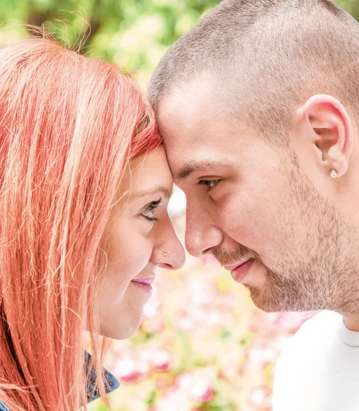 Jovem casal noivo que olhar nos seus olhos — Fotografia de Stock