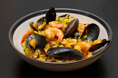 Deniz mahsullü Paella.