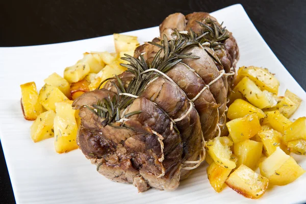 Asado de ternera con patatas —  Fotos de Stock