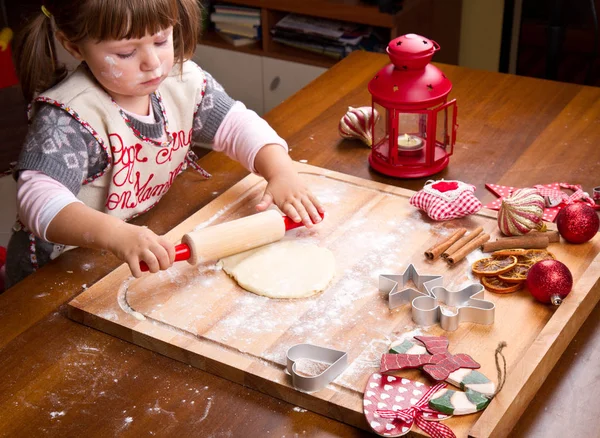 Μικρό κορίτσι ψήνει χριστουγεννιάτικα μπισκότα — Φωτογραφία Αρχείου