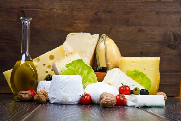 Diverse soorten zachte en harde kaas — Stockfoto