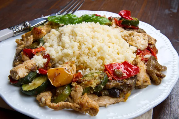 Délicieux cous cous dans une assiette blanche — Photo