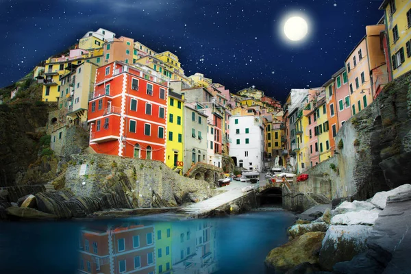 Riomaggiore village in nacht, Cinque Terre, Italië — Stockfoto