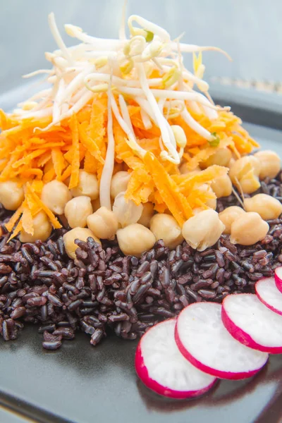 Vegetarische schotel met zwarte rijst, kekers en worteltjes — Stockfoto