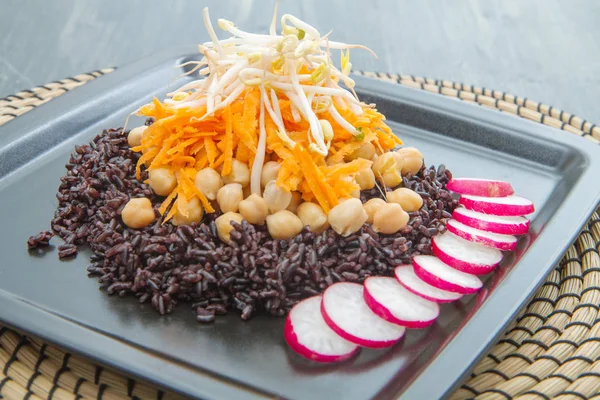 Plato vegetariano con arroz negro, garbanzos y zanahorias — Foto de Stock