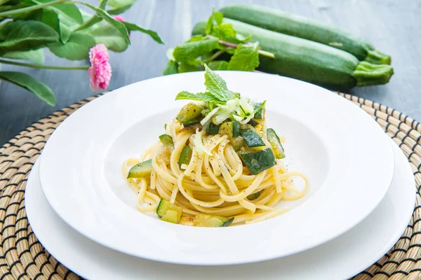 Tál spagettit, cukkini és a menta levelek — Stock Fotó
