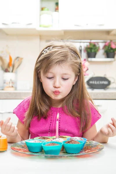 Bambina che spegne la candela — Foto Stock