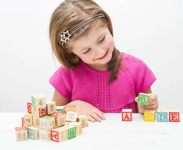Bambina che gioca con cubi di legno — Foto Stock