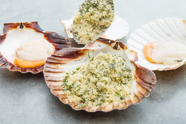 Fresh scallops au gratin — Stock Photo, Image