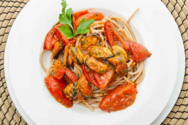 White dish with Pasta spaghetti , mussel and tomatoes — Stock Photo, Image