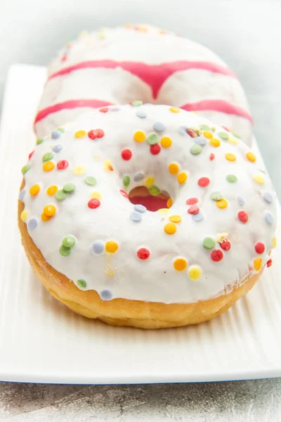 Donuts in witte plaat — Stockfoto