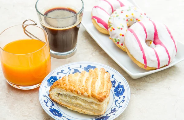 Rosquillas en plato blanco —  Fotos de Stock