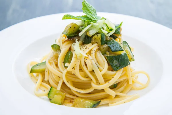 Plato de espaguetis con calabacín — Foto de Stock