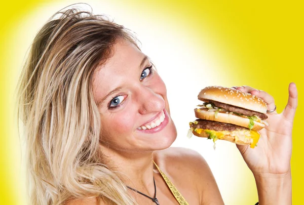 Chica con hamburguesa en la mano —  Fotos de Stock