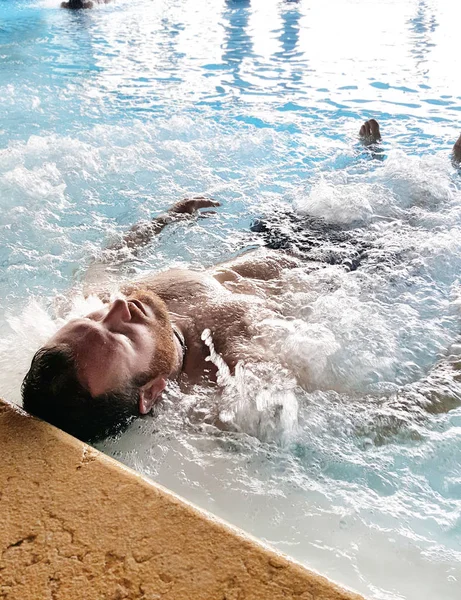 Мужчина в бассейне — стоковое фото