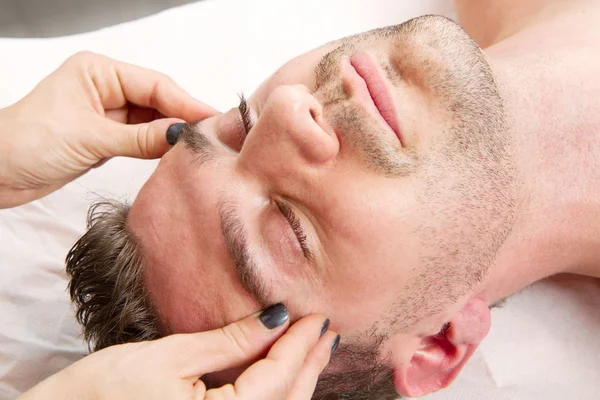 Homem recebendo massagem — Fotografia de Stock