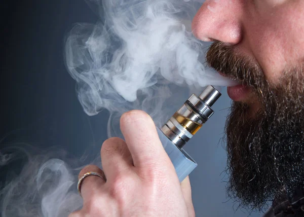 Mann raucht elektronische Zigarette — Stockfoto