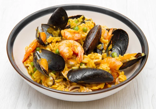 Plat avec paella et fruits de mer — Photo