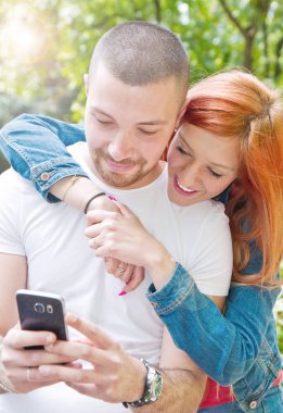 Cep telefonu ile genç Çift