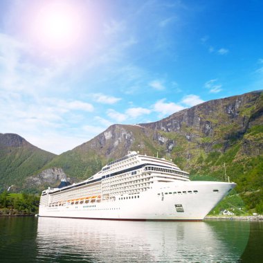 cruise gemi Norveç Fiyordu içinde