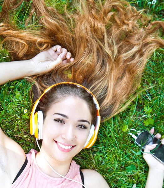 Ragazza rilassante e ascoltare musica — Foto Stock