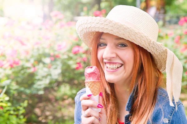 Mujer comiendo un delicioso helado —  Fotos de Stock