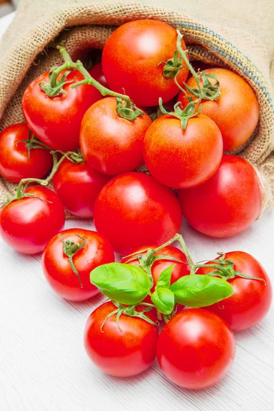 Saco de lona lleno de tomates rojos cereza —  Fotos de Stock